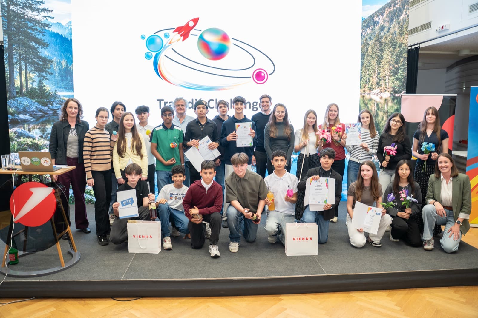 Gruppenfoto aller ausgezeichneten Teams auf der Bühne bei der Siegerehrung in Wien
