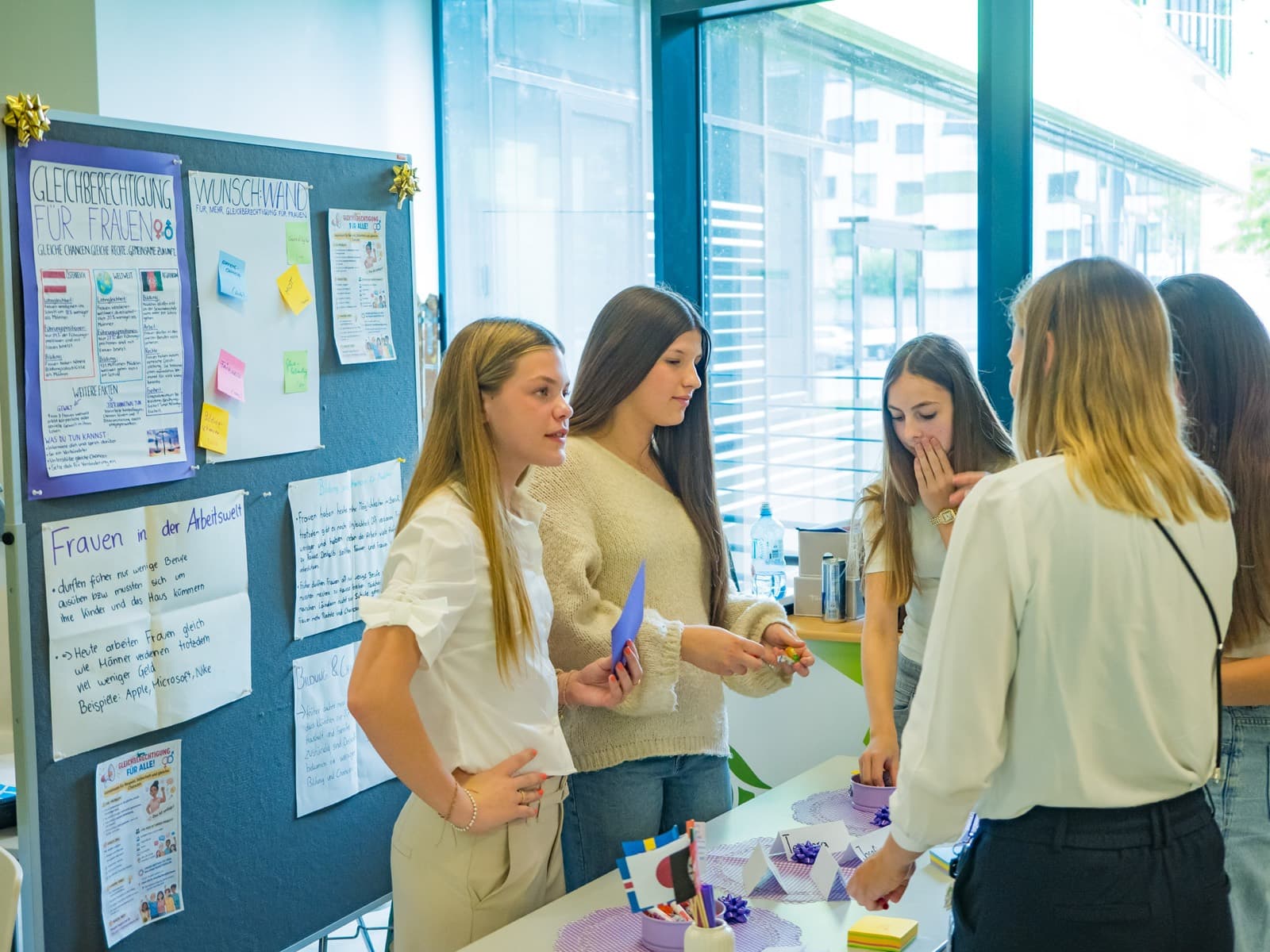 Ein Team stellt seine Projektergebnisse den Besucher:innen vor