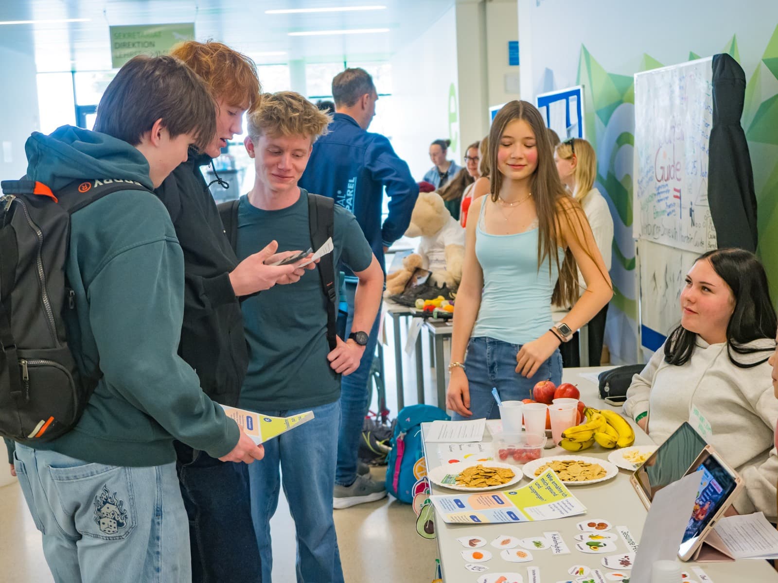 Ein Team steht gemeinsam vor seiner Projektwand
