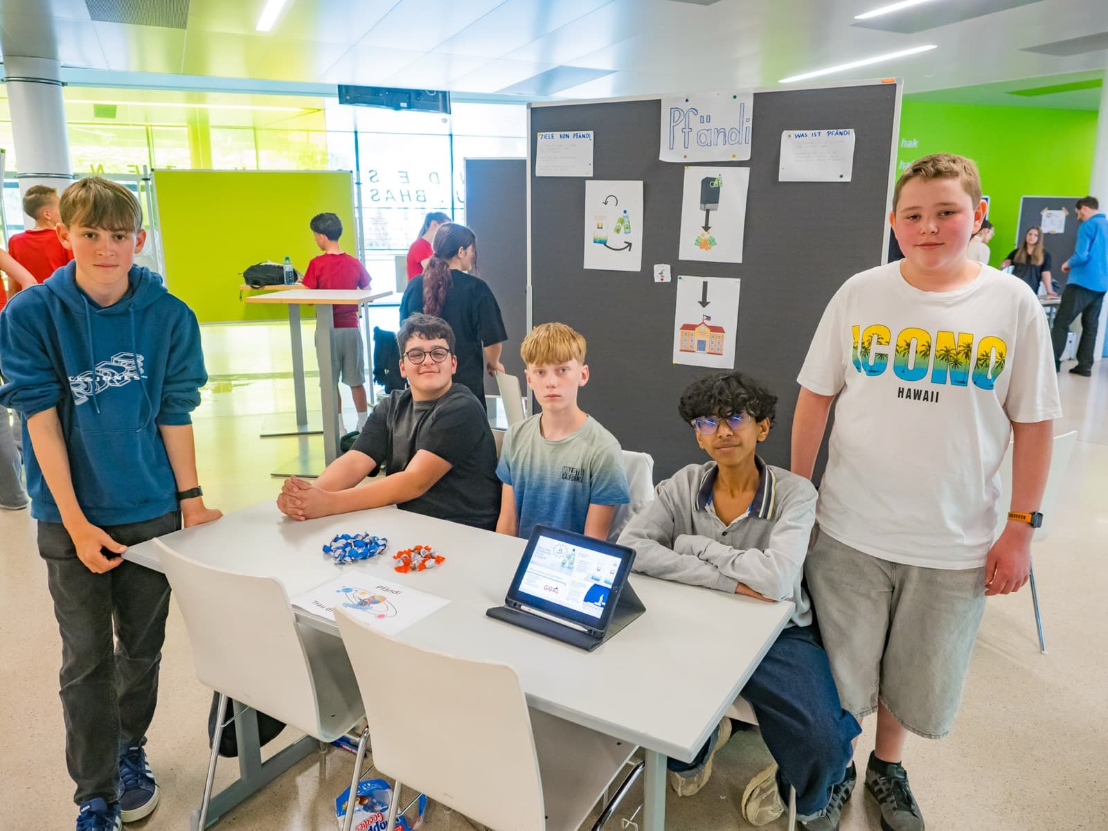 Schüler:innen präsentieren ihre Projektidee an einer gestalteten Plakatwand