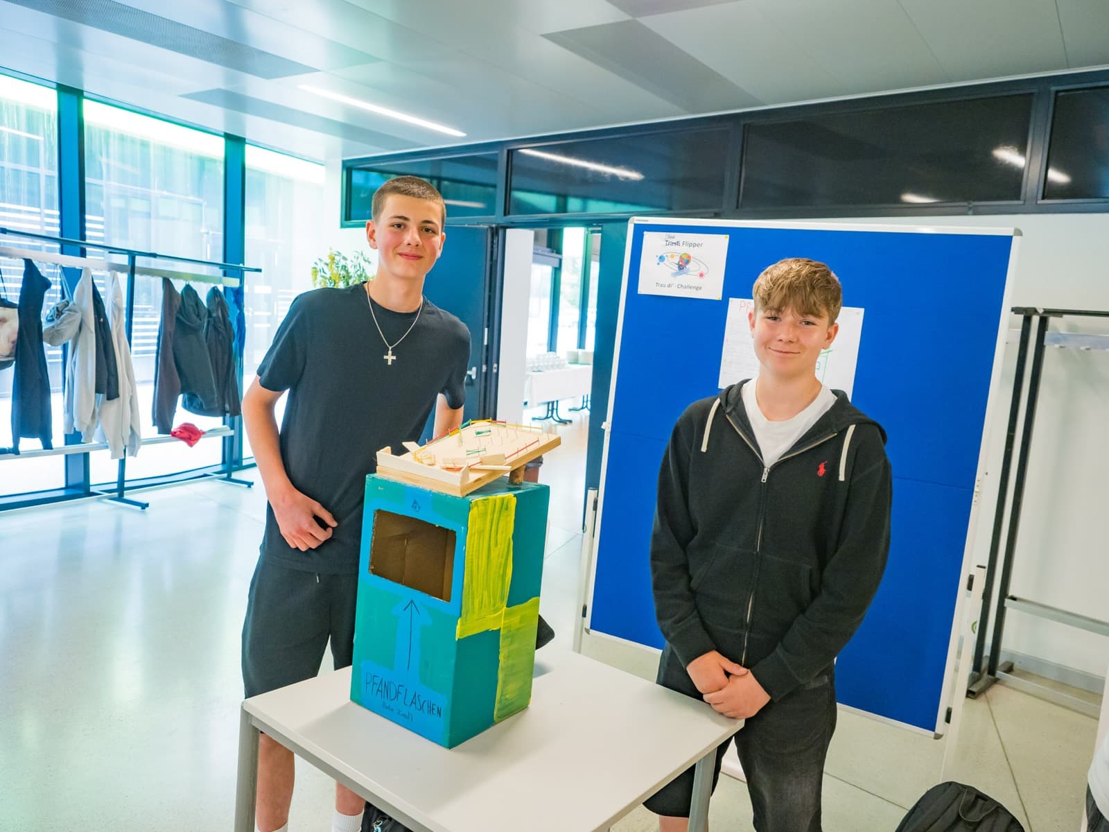Besucher:innen im Gespräch mit einem Team an dessen Projektstand