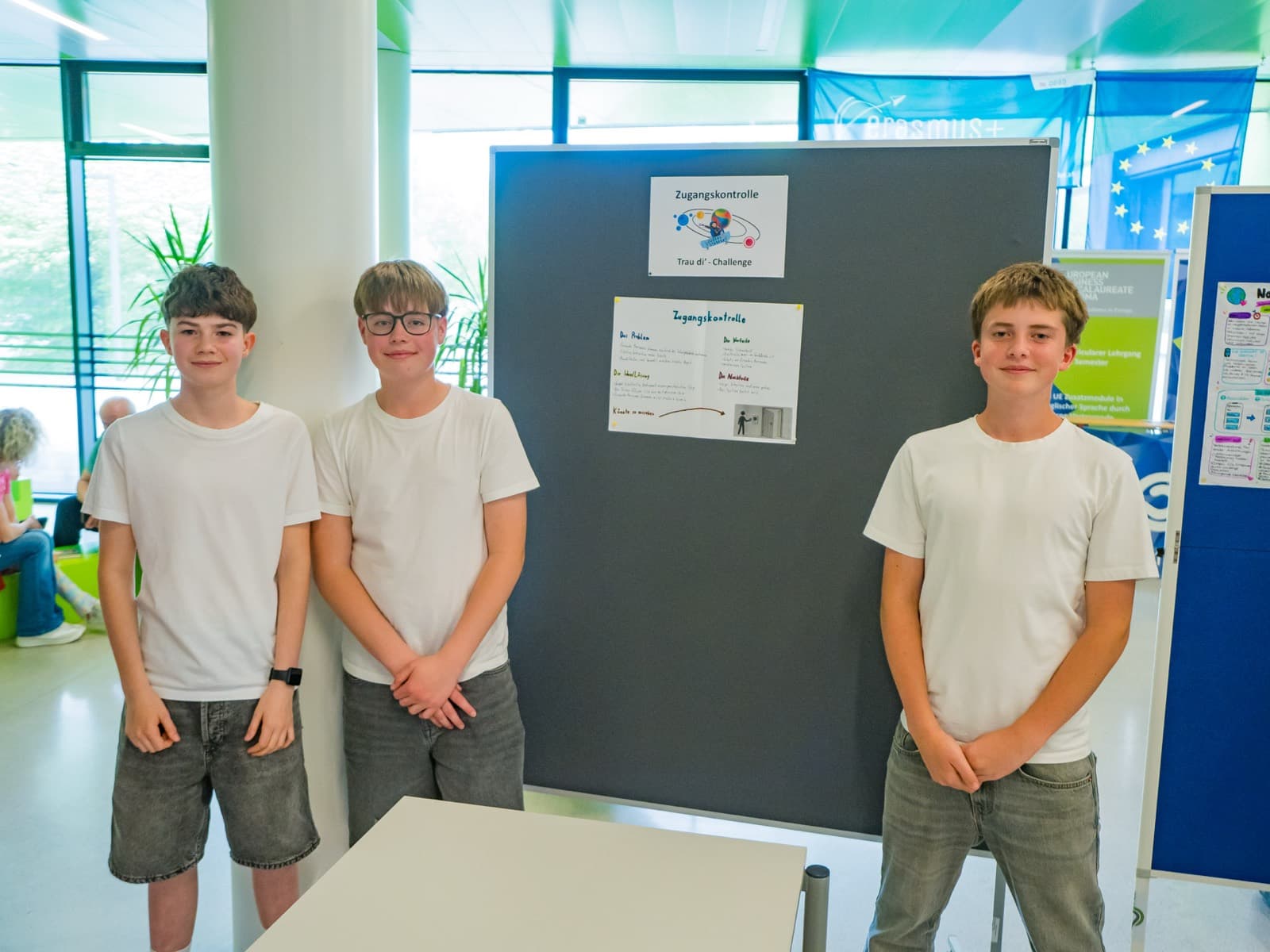 Jugendliche präsentieren ihr Projekt vor der Jury