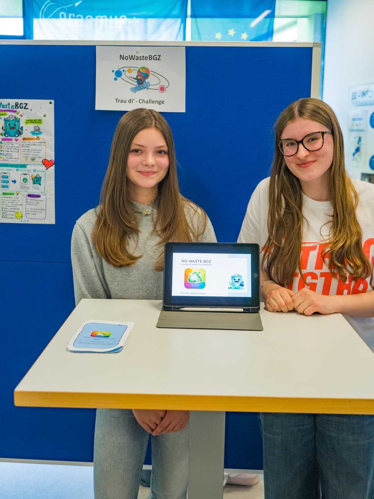 Ein gestalteter Projektstand mit Plakaten und Materialien