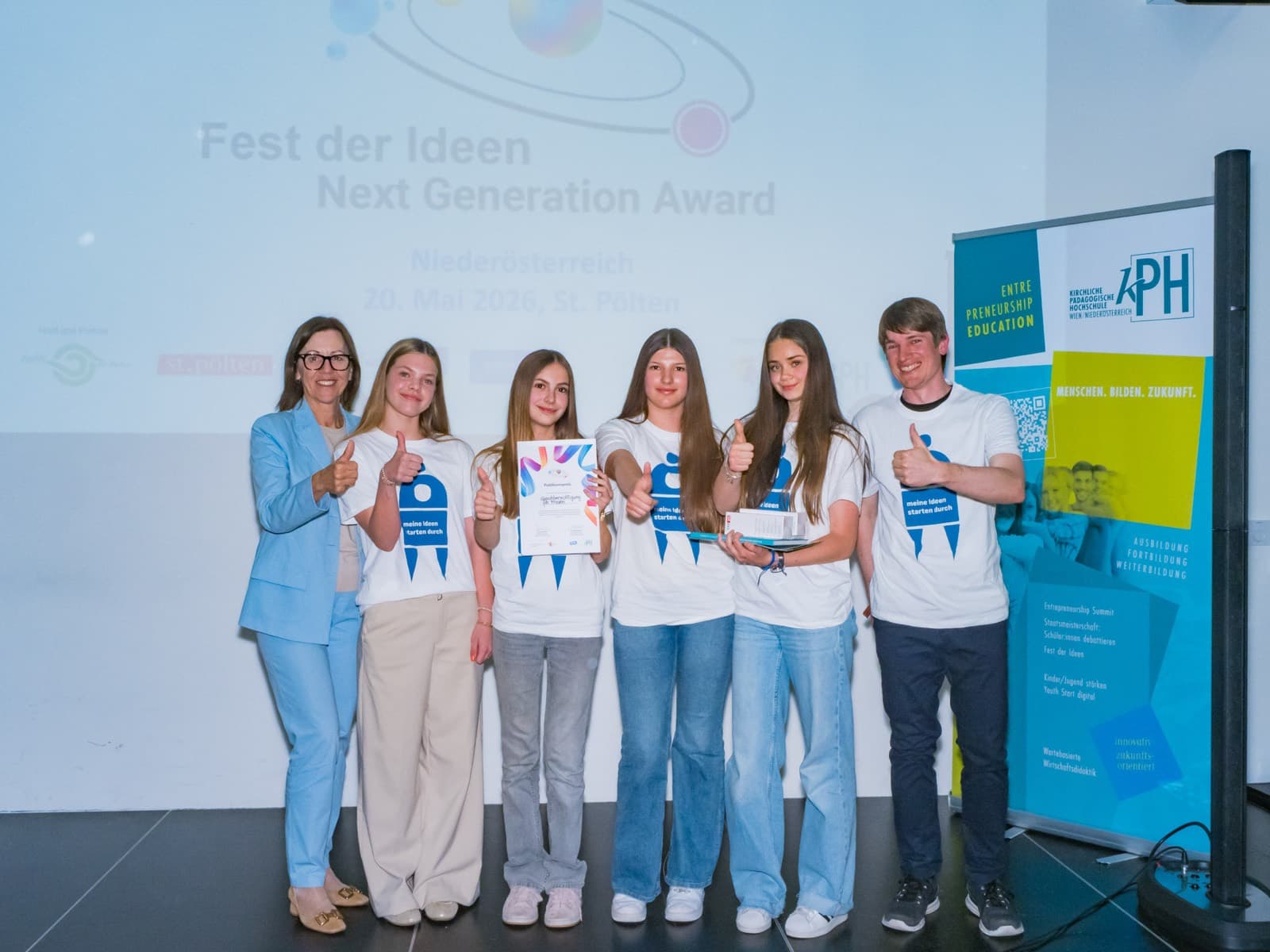 Mehrere Teams zeigen ihre Projekte in der Aula