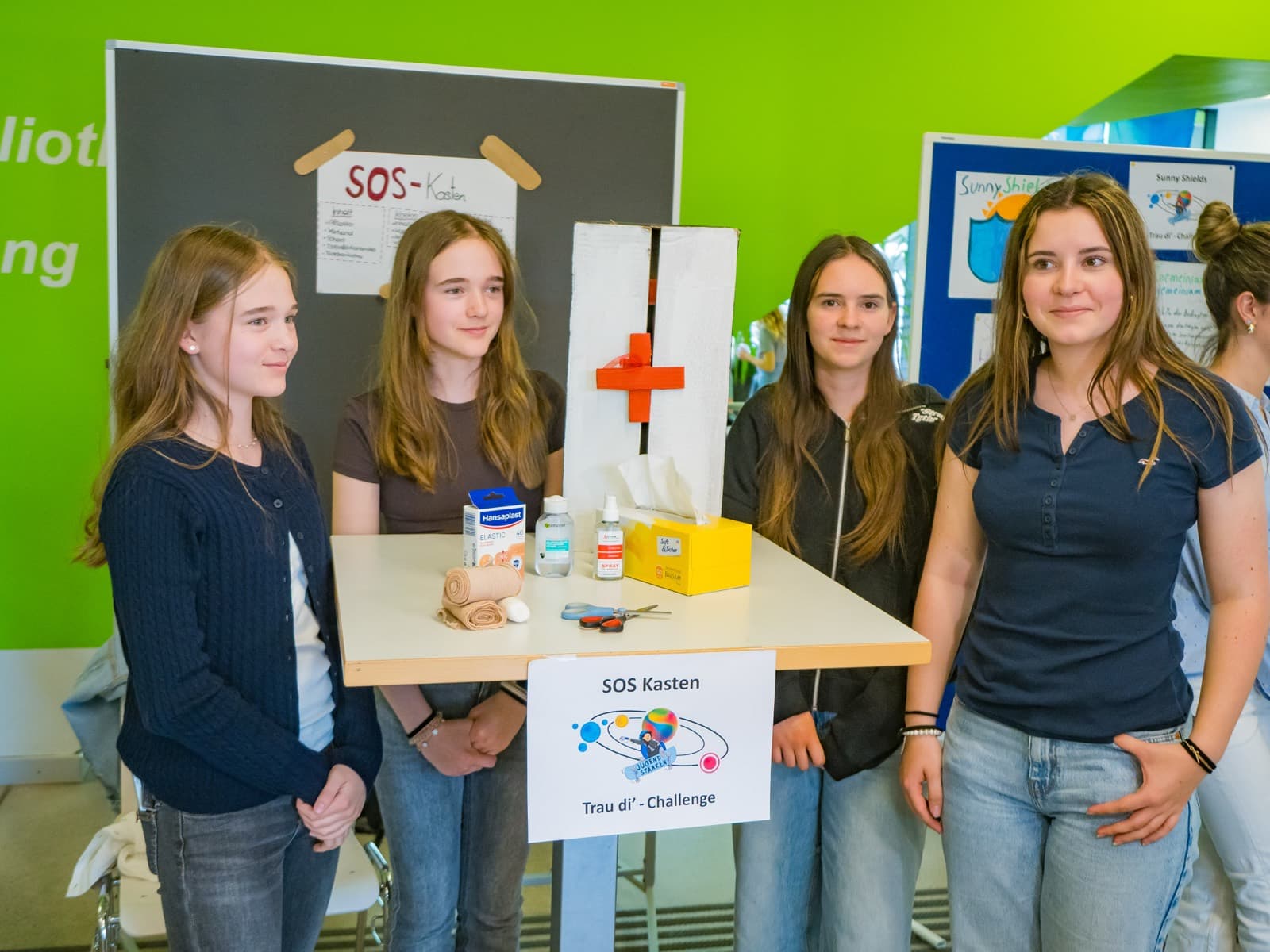 Blick in die Projektausstellung mit mehreren Ständen