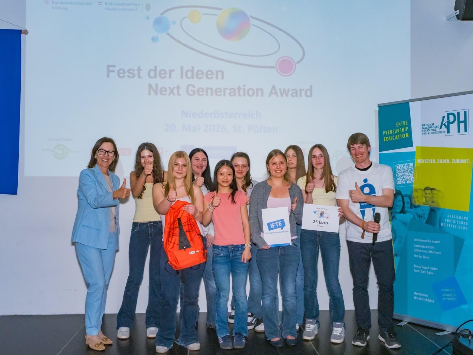 Jugendliche stellen ihr Projekt an ihrem Stand vor